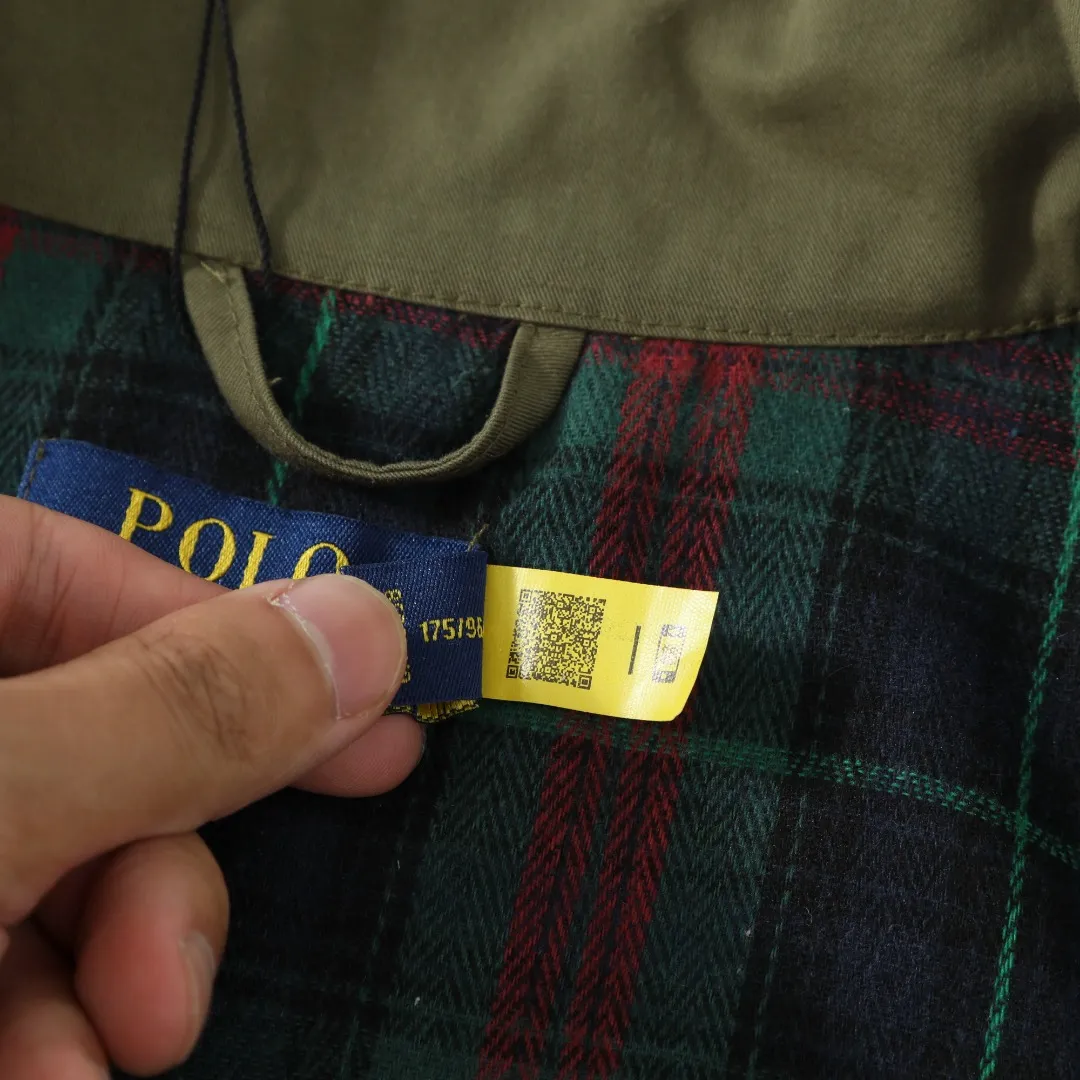 P350 #R23 Ralph Lauren polo white lily contract men's and women's old money style old cadre stand collar workwear Harrington jacket item number RL12020 The fabric has a double-layer shin feel and is full of weight! It's not as heavy as a regular jacket, and the ordinary cotton material feels really different. This one is super comfortable, soft and stylish, and has a green plaid interior that has a retro movie fashion feel! The fit is loose but not baggy. The size is just right and not too picky. The dropped shoulder design modifies the shoulder shape without making it look bulky. This silhouette is a style that will never go out of style after being worn for a long time. The upper body is also very durable and recognizable. The loose and reasonable fit can be worn by both men and women, making it easy to create a clean and refreshing youthful look. The embroidery on the chest is all German Oman embroidery fiber with original data. The embroidery process is very particular about using Japanese Tajima machines to ensure exquisite three-dimensional embroidery. That is what I said is different from the ones on the market. The workmanship is loose and can be used by boys and girls!! Color: Black Khaki Navy Blue Army Green Light Blue Size: M L XL XXL Length: 68/70/72/74 Bust: 122/126/130/134 Shoulder width: 53/54/55/56 Sleeve length: 65/66/67/68